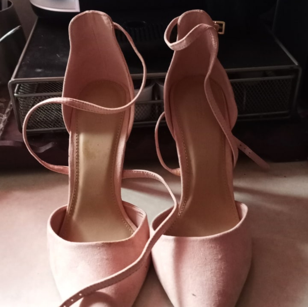 Pointed toe pumps slightly used